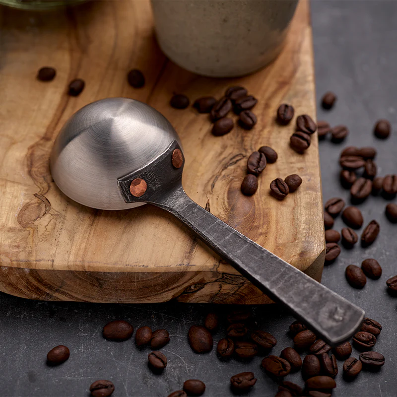 Enhancing espresso quality with accurate coffee portions using coffee scoops