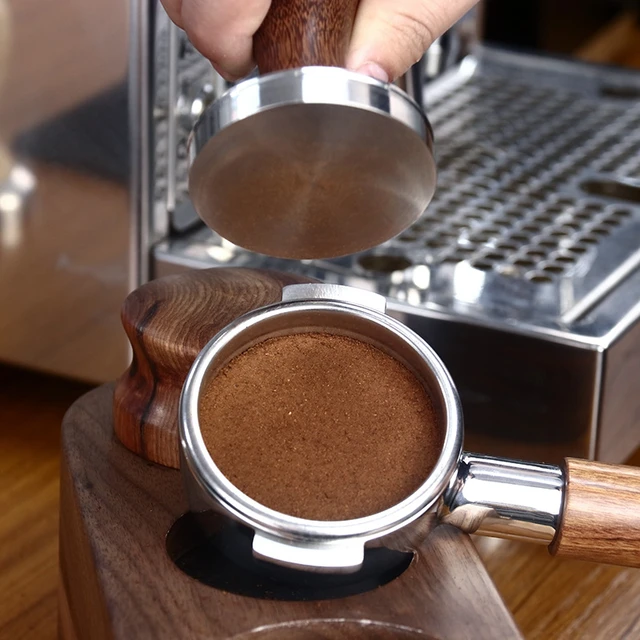 Guide to using an espresso machine: Filling the Portafilter