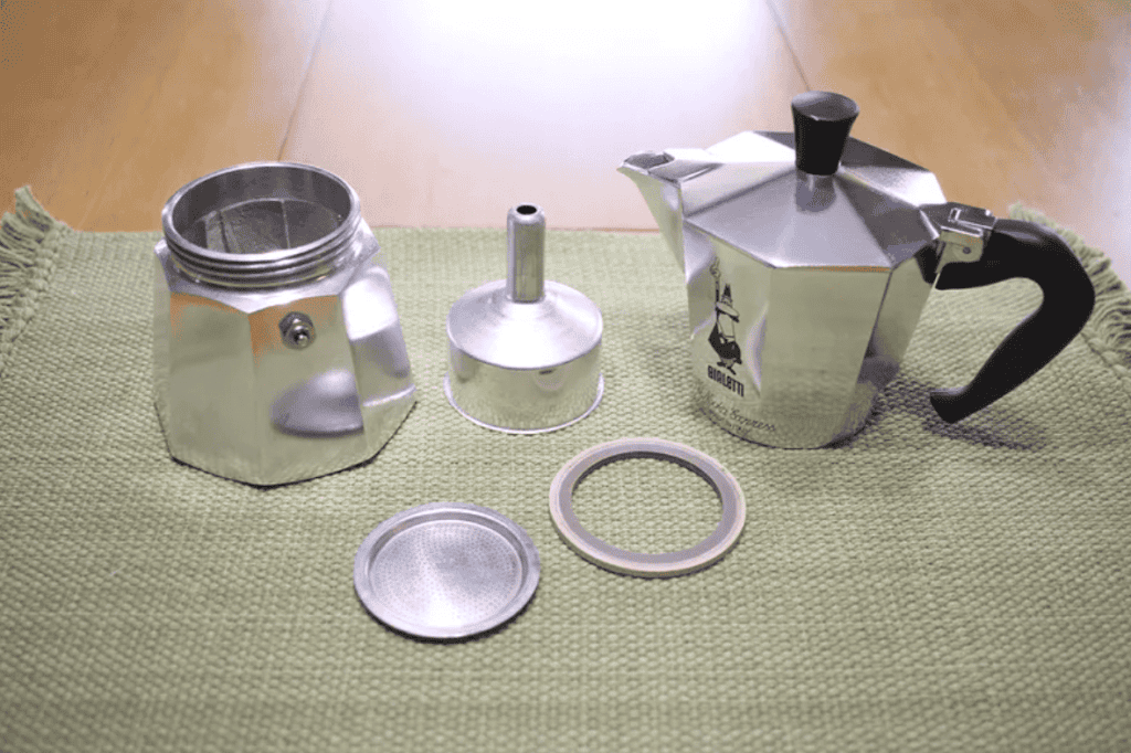 How to measure coffee correctly for stovetop espresso: Assembling