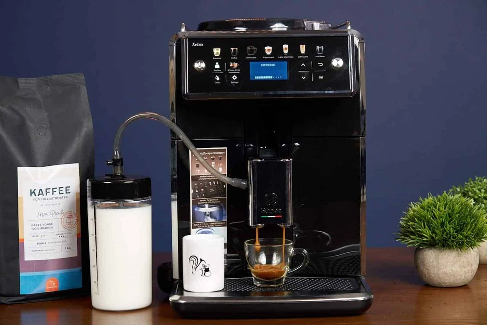 The Xelsis offers finer control over grind size, pre-infusion, strength, and brew temp—which means you can dial in espresso flavor far more precisely.
